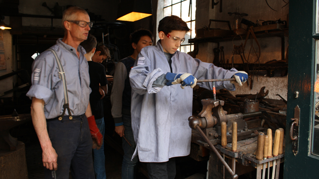 Zuiderzeemuseum werkweek scholier smid