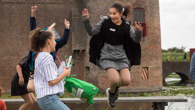 Muiderslot Springende meisjes