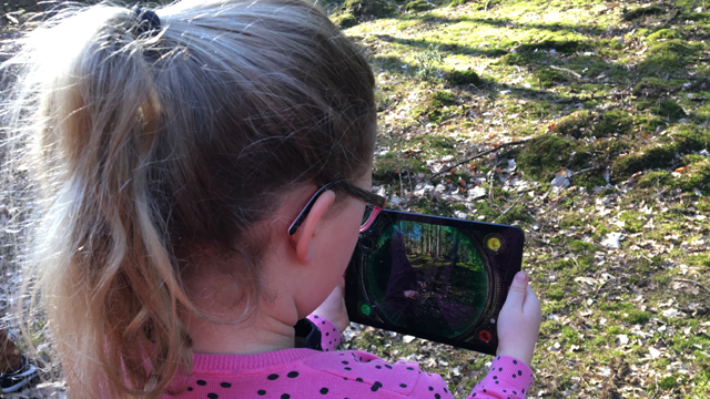 Nature Game Drenthe meisje met tablet